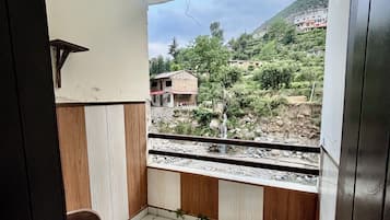 Deluxe kamer, balkon, uitzicht op bergen | Uitzicht op het meer