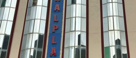 A building with a sign reading "TORWAPLZAPT".
