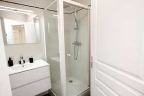 Shower, towels