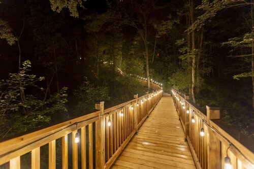 All Season Muskoka Cottage*HotTub*Sauna*Beach*BBQ