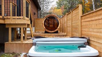 Outdoor spa tub