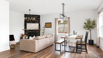 Una televisión, una chimenea, un reproductor estéreo