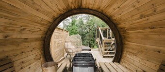 All Season Muskoka Cottage*HotTub*Sauna*Beach*BBQ