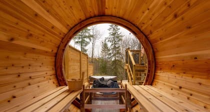 All Season Muskoka Cottage*HotTub*Sauna*Beach*BBQ
