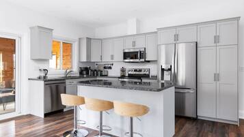 Jääkaappi, mikroaaltouuni, uuni, liesi