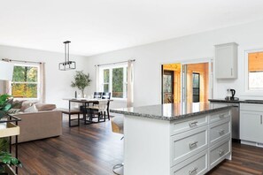 Interior - All Season Muskoka Cottage*HotTub*Sauna*Beach*BBQ (Huntsville)