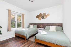 6 bedrooms, iron/ironing board, WiFi, bed sheets