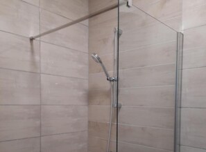 Dusche, Haartrockner, Handtücher