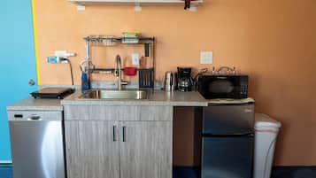 Frigorífico, microondas, lavavajillas y cafetera o tetera