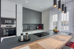 Fridge, oven, stovetop, dishwasher