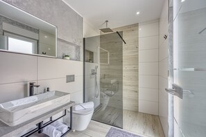 Dusche, Haartrockner, Handtücher