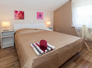 2 bedrooms, internet, bed sheets