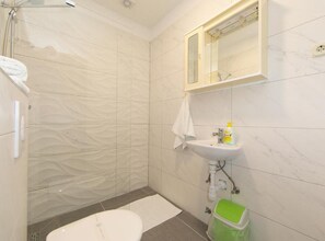 Douche, sèche-cheveux, serviettes fournies