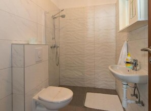 Douche, sèche-cheveux, serviettes fournies