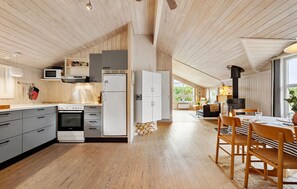 Fridge, microwave, oven, stovetop - Amazing home in Sæby with sauna (Sæby)