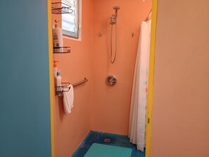Dusche, Haartrockner, Handtücher, Seife
