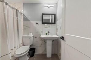 Shower, towels, soap, toilet paper - Serenity Stays Charming 3bd 2.5ba Oasis (Philadelphia)