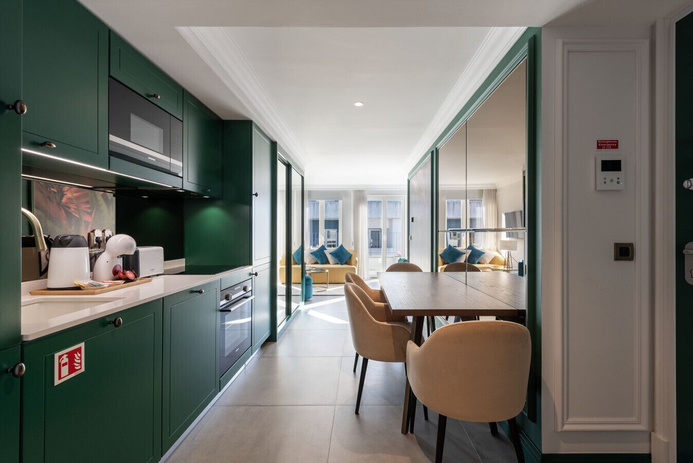 Micro-ondes, four, lave-vaisselle, cafetière/bouilloire