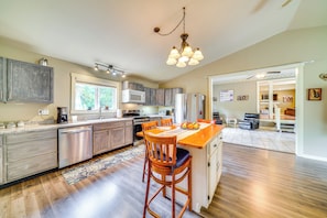 Fridge, microwave, stovetop, dishwasher - 14 Mi to Dtwn Louisville: Holiday Vacation Home! (Louisville)