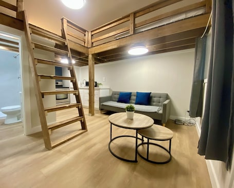 リビング エリア. Bayfield Retreat • 15min From Grand Bend • Pool • Hot tub • Full Kitchen • #9