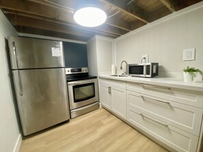 Private kitchen - Bayfield Retreat • 15min From Grand Bend • Pool • Hot tub • Full Kitchen • #9 (Bayfield)