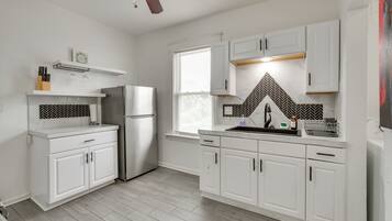 Fridge, stovetop, coffee/tea maker, toaster