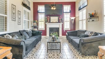 Televisión y chimenea