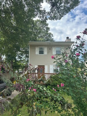 Exterior - Charming 3-bedroom house with AC, WiFi in tranquil Edgewater on the bay . (Edgewater)