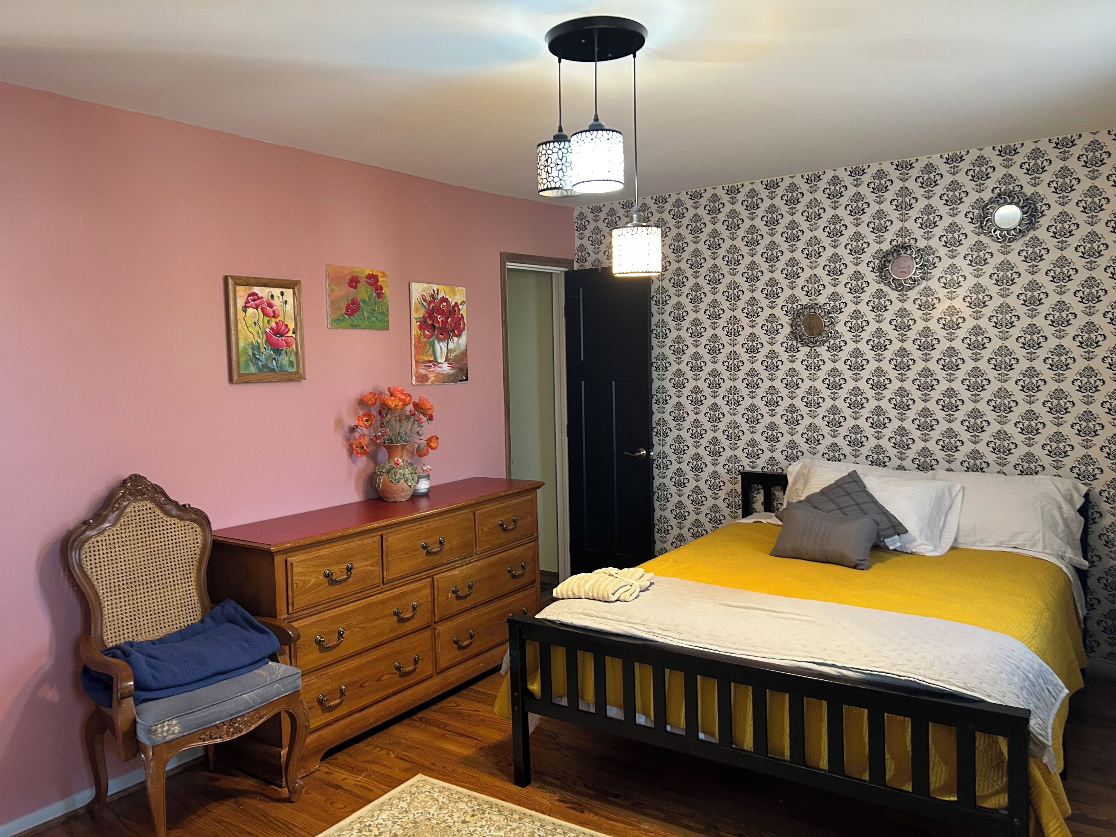 3 makuuhuonetta, silitysrauta/-lauta, ilmainen Wi-Fi, vuodevaatteet