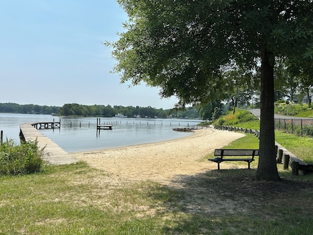 Beach. Charming 3-bedroom house with AC, WiFi in tranquil Edgewater on the bay .