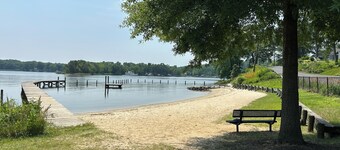 Charming 3-bedroom house with AC, WiFi in tranquil Edgewater on the bay .