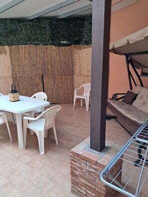 Outdoor dining - Charming 1-bedroom apartment with AC, WiFi in superb Catania (Catania)