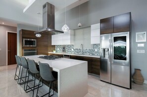 Microonde, forno, piano cottura, lavastoviglie