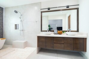 Shower, hair dryer, bidet, towels