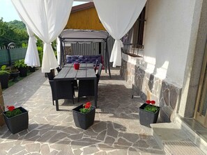 Outdoor dining - Village farmhouse surrounded by greenery within walking distance of the sea (Liguria)