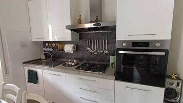 Frigorifero, microonde, forno, piano cottura