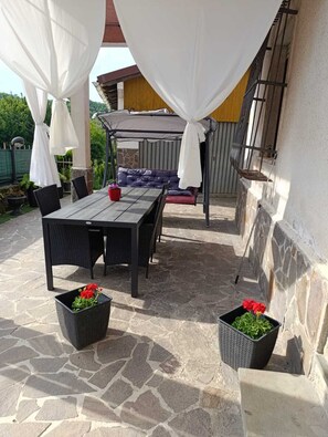 Outdoor dining - Village farmhouse surrounded by greenery within walking distance of the sea (Liguria)