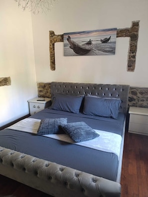 2 bedrooms, iron/ironing board, free WiFi, bed sheets