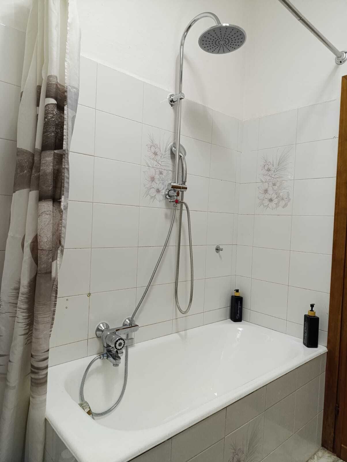 Een haardroger, een bidet, handdoeken, zeep