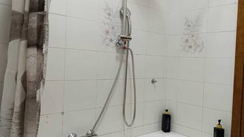 Een haardroger, een bidet, handdoeken, zeep