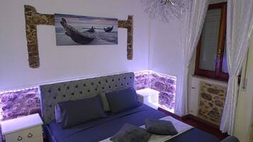 Tabla de planchar con plancha, wifi y ropa de cama