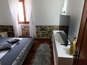 2 makuuhuonetta, silitysrauta/-lauta, ilmainen Wi-Fi, vuodevaatteet