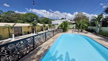 Kolam renang terbuka