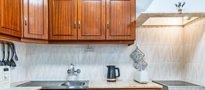 Refrigerador, microondas, horno y tetera eléctrica