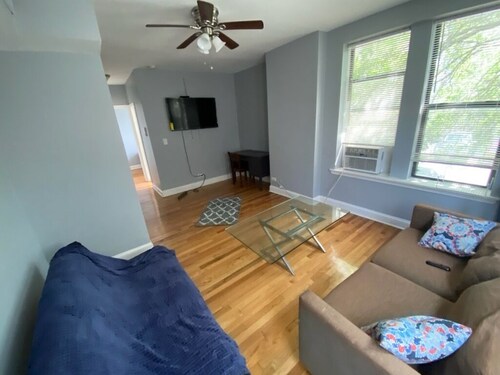 Chic 1-bedroom apartment in marvelous Chicago with WiFi, AC.