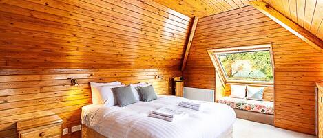 4 bedrooms, desk, iron/ironing board, internet