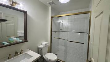 Haartrockner, HandtĂŒcher, Seife, Toilettenpapier