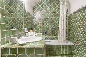 Dusche, Bidet, Handtücher, Seife