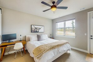 3 soverom, strykejern/-brett, internettilgang og sengetøy