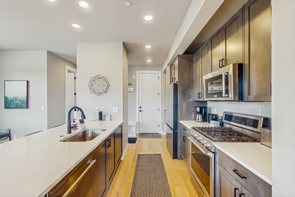 Kühlschrank, Mikrowelle, Ofen, Herdplatte